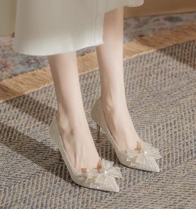 สีแชมเปญภาษาฝรั่งเศส โบว์ Knot Pearl รองเท้าส้นสูง ผู้หญิง รองเท้าแต่งงาน Non-tiring Fairy สไตล์ชี้ Toe ส้นบางรองเท้าเดียว