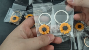 Heabety 1 2pcs Cute Sunflower Keychain Flower Car Keyring Woman Backpack Bag Pendant Hanging Ornament Earbud Case Cover Accessories Gift