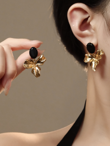 ต่างหูรูปดอกไม้ทองคำสีดำ ดีไซน์หรูหรา ต่างหูยาวสไตล์เกาหลี เครื่องประดับแฟชั่นสำหรับผู้หญิง ต่างหูแบบจี้