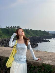 เสื้อยืดแขนยาวผู้หญิงฤดูใบไม้ร่วงใหม่สไตล์เกาหลีหลวมๆ สีฟ้าฝรั่งเศส เสื้อคลุมบางๆ ป้องกันแสงแดด ทรงหลวม แขนยาว คอกลม