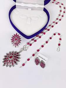 ชุดเงินสีแดงทับทิม