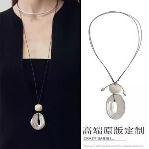 High-End Womens Long Sweater Chain Necklace Elegant Minimalist Design Fashionable Pendant Hole Pendant Luxury Accessory