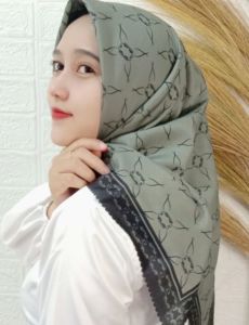 Kerudung segi empat mono abu muda//BAHAN VOAL PRINTING/ MOTIF TERBARU