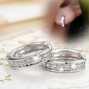 Huitan Bông Tai Dạng Vòng Nhỏ Màu Bạc Sang Trọng Dành Cho Phụ Nữ Với Trang Sức Hình Học Cổ Điển Lấp Lánh CZ Dành Cho Các Bữa Tiệc Và Trang Phục Hàng Ngày