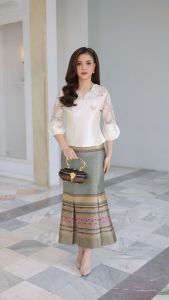 เสื้อผ้าไหม 4 เส้น ทรงคอวี แขนบอลลูนตัดแต่งลูกไม้ ทรงสวย งานตรงปก งานคุณภาพ (รหัสสินค้า 8-8340)