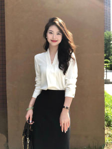 เสื้อเชิ้ตผู้หญิงสีขาว ทรงหลวม แขนยาว คอวี ทรงปกติ ฤดูใบไม้ร่วง 2024 เสื้อเชิ้ตผู้หญิงสไตล์เกาหลีสุดหรูหราสำหรับการเดินทางไปทำงานและสอบสัมภาษณ์