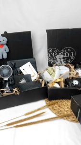 Hampers kado cewek tas slempang oval kado ultah anniversary wisuda wanita warna hitam & cream