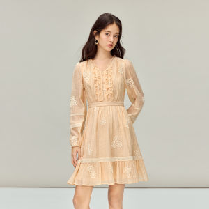 INMAN | Đầm Dài Tay Cổ V Ruffle eo Thêu Ren