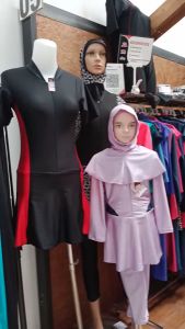 Baju Renang Anak untuk muslim dan Umum bahan 80% Nylon 20% Spandek 200 Gramasi tekstur bahan elastis dan licin yang sangat nyaman dipakai berenang.