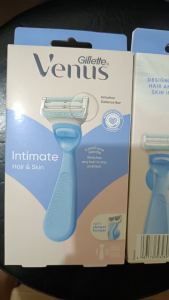 Gillette Venus Intimate Razor for Women Pubic Hair and Bikini Area with 2 Blade Refills