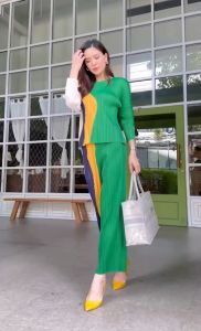 😍 ว้าวววว 👏🏻👏🏻 ดีเทลเก๋มากๆ เสื้อคอกลม แขนยาวทรงพองบอลลูน น่ารักเต็ม 10 10 10 🎈        กางเกงเอวสมอค อัดพลีส  ขาบาน ยืดหยุ่นได้เยอะ➰➰ สวย หรู ดูดี ใส่พริ้วมากกกก ใส่ไปงาน หรือวันสบายๆ ชุดเดียวอยู่คร้า 💘  เสื้อ+กางเกง ทำลายโค้งสายน้ำ 💦💦 ต่อกันเปน