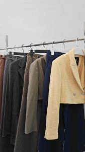 ไม้แขวนเสื้อ ไม้แขวนสูทพลาสติก รุ่น  032 มีร่อง มีกันลื่น  มีร่องคล้องสายเสื้อ 12 ไม้ ไม้แขวนสูท ไม้แขวนเสื้อผ้าพลาสติก - Lazada