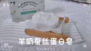 Xà phòng sữa dê non Zilin là loại xà phòng thủ công dành cho nam nữ kể cả bà mẹ mang thai trẻ sơ sinh trẻ em đều sử dụng được. Làm sạch sâu da mặt kiểm soát dầu dưỡng ẩm dịu nhẹ chống lão hoá da và không gây kích ứng da.Sử dụng cho toàn thân