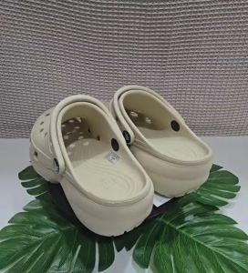 Free4 Jibbits/Pair #รองเท้าแตะผู้หญิง Crocs Classic Platform  รองเท้ารัดส้นหัวโต ส้นสูง 2.8 นิ้ว เบาและนุ่ม ใส่สวย