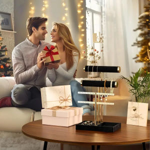 ชั้นเก็บเครื่องประดับสไตล์หรูหราพร้อมโครงร่างสีดําและทอง มีหลายชั้นเพื่อจัดเรียง nec อย่างเป็นระเบียบ