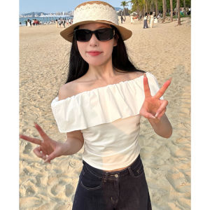 YUEZHONGWEI | เสื้อยืดแขนสั้นไหล่เดียวสีขาวสำหรับผู้หญิงในช่วงต้นฤดูร้อน เสื้อแขนสั้นทรงเข้ารูปดีไซน์เก๋ไก๋และสวยงาม เสื้อผ้าทำงานสไตล์เกาหลี