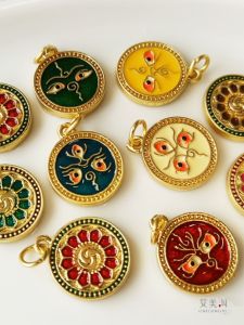 วิธีแบบดั้งเดิมทรายทองสีห้าเส้นทางพระเจ้าจี้ทองแดงตัวอ่อน Essence น้ํามัน Jingtai สีฟ้าเครื่องประดับจี้สําหรับโครงการ DIY