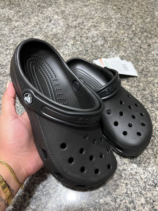 Plain store black crocs