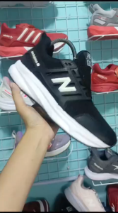 Sepatu Sneakers hitam Putih Trendy dan Premium