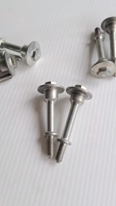 น็อตยึดฝาครอบวาล์ว น็อตยึดฝาครอบฝาสูบ CB650F CBR650F CB650R CBR650R