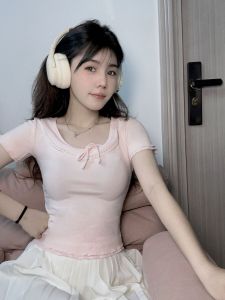 เสื้อยืดแขนสั้นคอวีผู้หญิง ทรงเข้ารูป ลายดอกไม้ รัดเอว ฤดูร้อน 2024 ทรงเข้ารูป แขนสั้น เสื้อผ้าทำงานสไตล์หวานและเผ็ดร้อน