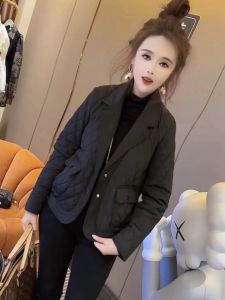 เสื้อแจ็คเก็ตผ้าฝ้ายทรงเข้ารูปสไตล์เกาหลีฤดูหนาว 2025 สำหรับผู้หญิง เสื้อคลุมกันหนาวแบบมีฮู้ด แขนยาว ปกเสื้อโค้ท