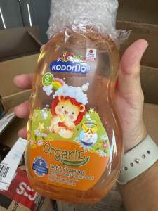 แชมพูเด็กโคโดโม 400 มล. ขวดปั๊ม (สีส้ม) สูตรเจนเทิล ซอฟท์