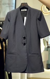 Vella Fashion blazer tay ngắn có túi trước VAK24090