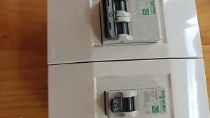 Bộ Cầu dao - Aptomat 2P 10A - 63A/ 45kA - Schneider MCB EASY9 với vỏ hộp nổi