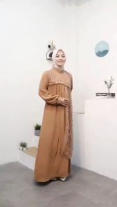 Salehah Dress Matt Crinkle Mix Brokat: Gamis Remaja Brokat Elegan