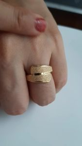 Cincin Titanium Elegan Anti Karat dengan Pasir Berlapis Gold/Cinnamon untuk Tampilan Muda CNT097 Sammy