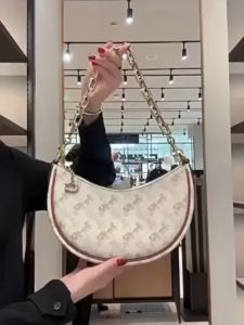 COACH Original Womens Bag Mira Crescent Bag Classic Carriage Printed Single Shoulder Cross Shoulder Chain Bag Handheld Underarm Bag CM584 Size: 23*16*6cm