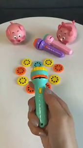 【Lulufafa】ไฟฉายโปรเจคเตอร์ แบบสไลด์เรืองแสง ไฟฉายการ์ตูน Projection flashlight toy
