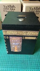 Celengan Miniatur Ka'bah Pakai Kunci Ukuran Besar