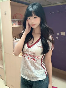 Retro American Embroidered Short Sleeve T-Shirt Women Summer 2025 Slim Fit Spicy Pure Desire V-Neck Shoulder Length Top