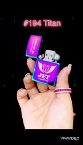 HỘP QUẸT BẬT LỬA ZIP-PO TRƠN BÓNG KHẮC HÌNH LOGO DẬP NỔI ( CÓ MỘC ĐÁY) MÃU TITAN