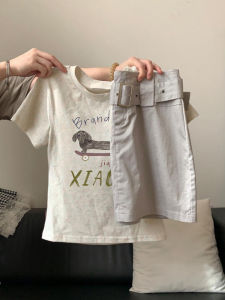 เสื้อยืดแขนสั้นลายหมาพันธุ์เล็กสีขาวเทาสำหรับผู้หญิงในช่วงฤดูร้อนปี 2024 เสื้อตัวบนทรงเข้ารูปเอวสูงแบบใหม่จากแบรนด์ THIYKNDOT