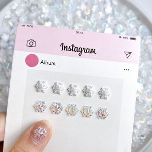 50PCS โปร่งแสงเรซิ่นเกล็ดหิมะตกแต่งเล็บ Minimalist Gradient สี Double-Layer Snowflake เล็บ Charms DIY