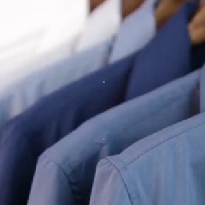 เสื้อเชิ้ตสีทึบคอโปโลแขนสั้นธุรกิจหลวมลำลองแฟชั่นของผู้ชายฤดูร้อน2024กระเป๋าจริงเรียบง่ายอเนกประสงค์