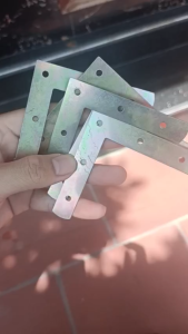 Ke Vuông Sắt (Dẹt) 90° Mạ Vàng 8.5x8.5x2 cm – Dùng Cho Bàn Ghế Tủ Kệ Phụ Kiện Lắp Đặt Nội Thất Cơ Khí
