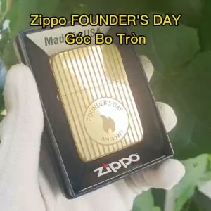 Bật Lửa Zippo Đồng Góc Bo Tròn FOUNDERS DAY Đáy Dập Đời 3 Gạch Xéo 1977 Bánh Xe Xéo Xỏ Chỉ ( Tặng Đá Bấc ) - Có Tem Đỏ