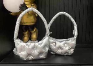 Túi Đeo Vai Bạc Kẹp Nách Kiểu Mới Trending Size 23cm (Auth Tuồn)