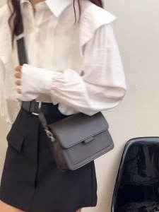 Women Small Square Bag Retro Versatile Wide Shoulder Strap Large Capacity Casual Portable Female One Shoulder Crossbody Bags Shoulder Bag handbag phone bag