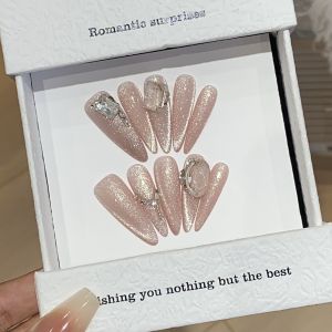 เล็บแต่งตัวแบบสวมใส่สีพื้นเรียบง่ายพร้อมเล็บแมวแวววาวเล็กๆ ด้านในโปร่งใสประดับเพชร แผ่นเล็บแต่งตัวสำหรับผู้หญิง