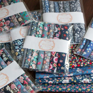 ชุดผ้า DIY ทําด้วยมือเสื้อผ้าเด็กผ้าต่อลายทแยงลายดอกไม้เล็กๆผ้าฝ้ายแท้21ชิ้น/ชุดร้อยบ้าน ดอกไม้เล็กๆ19*24ซม.