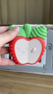 Infantino - Lil Nibbles Vibrating Teether Apple : ยางกัดแอปเปิ้ล