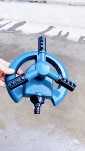 สปริงเกอร์รดน้ำต้นไม้ หมุนได้360องศา มี3แขน แขนละ4รู ใช้รดน้ำต้นไม้ สนามหญ้า พร้อมส่ง ใช้งานง่าย