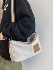 กระเป๋าผ้าใบสีตัดกันเรียบง่ายสไตล์ญี่ปุ่นกระเป๋าสะพายไหล่เดียวสายสะพายกว้างลำลองกีฬารุ่นเดียวกับผู้ชายและผู้หญิงกระเป๋าสะพายข้างแบบแนวนอนยอดนิยม