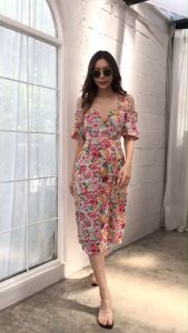 ” เดรสปริ้นลายดอกเพิ่มความเก๋ เนื้อดี ดีเทลเป็นคอ V แขนเปิดไหล่ ด้านหลังมีเชือกผูกเอว กระโปรง ทรงสอบ ผ่าหน้าทรงสวยเก๋ ใส่แล้วดู ผอมเพรียวผ้าดี มีน้ำหนัก ผ้าทิ้งตัว ใครก็ใส่สวย แนะนำเลย Free Size 👉อก>>44-46” 👉วงแขน>>20-22” 👉เอว>>30-38” 👉สะโพก>46”