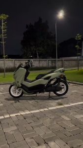 Skotlet Stiker Motor Kuning Pastel Glossy: Langka & Desain Unik